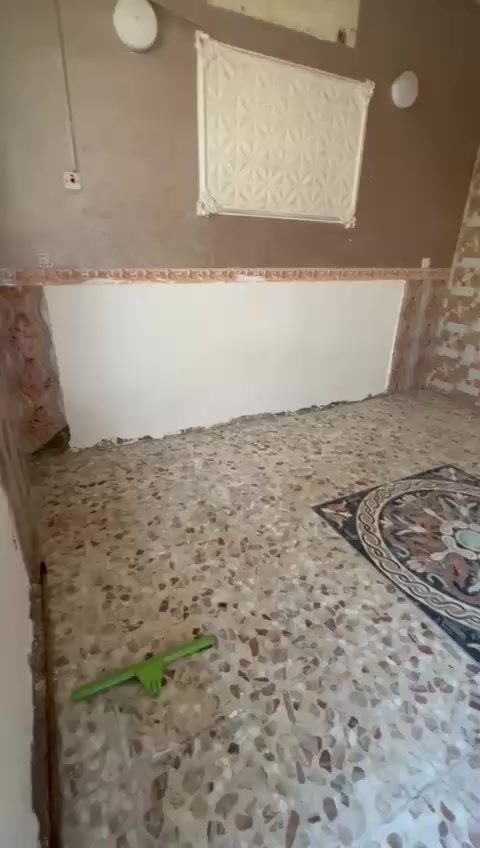 يوجد بيت للاايجار مساحه البيت 50متر طابقين الطابق الارضي صاله حولي مطبخ خدمات الطابق الثاني غرفتين واحده من الغرف سويت داخله حمام العنوان ابو دشير خلف السوق الشعبي سعر الايجار 400قفل رقم الهاتف *********** نضافت البيت 80بل100
