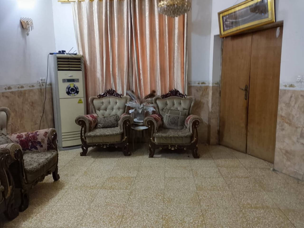 تركي درجه اولى
عشر مقاعد 
رايده ب ٦٠٠ وبي مجال قليل 
وعندي ديوان نضيف 
جاي حرف L  
رايده ب ٤٥٠ وبي مجال 
مكانهن بغداد حي العدل 
***********
***********

