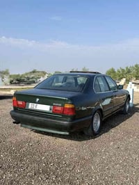 BMW 525 1992 مفتوح  لون زيتوني صبغ جديد  كشنات دوشمه جديده مخمل فوك ال...