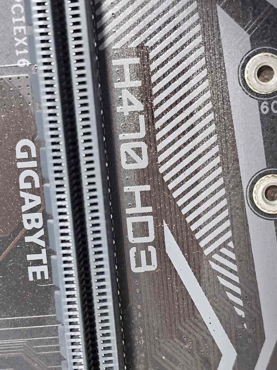 مذربورد Gigabyte H410 مع معالج Intel Core i3 
بسعر 100
رام DDR4 سعة 8GB بسرعة 3200MHz ماركة Lexar 
بسعر 60


**إذا كنت صاحب هذا الإعلان وتريد حذفه لأي سبب، رجاءا أرسل رسالة إلى الدعم الفني**