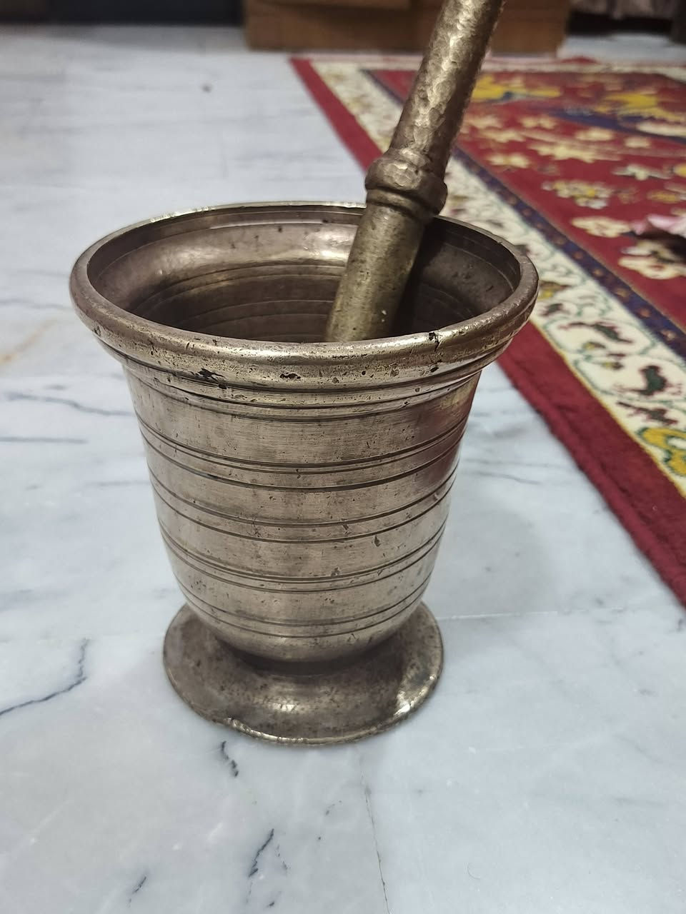 السلام عليكم

للبيع هاون بغدادي مخطط قديم، نحاس ثقيل مع المدقّة الأصلية، طول 19 سم، مرتب وحالته جيدة.

السعر: 125 ألف 

للاستفسار:
***********
