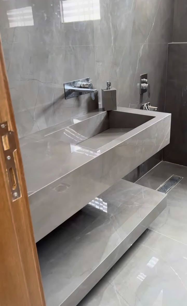 السلام عليكم فصال جميع أنواع المغاسل اسطح مطابخ طاولات مودرن وكلاسك سيراميك بورسلان مرمر كوارتز جميع قياسات 
***********
