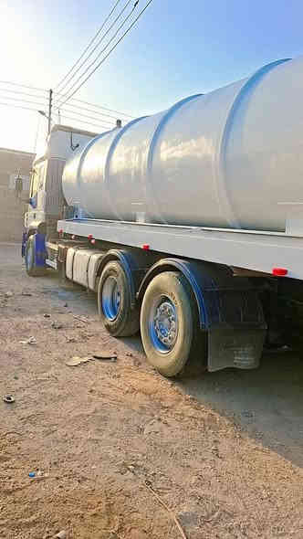 سلام عليكم من رخصه ادمن كروب افيكو حوضيه موديل 2005  رقم بصره تنتهي 2029 كير مكينه شاصي كفاله سياره حلوه مابيه نقص جاهزه للعمل  مكاني البصره حموله 20 طن تحويل ثاني يوم ا سعر 3شدات وبيه مجال.
مكان البصره رقم هاتف *********** تخم تاير
