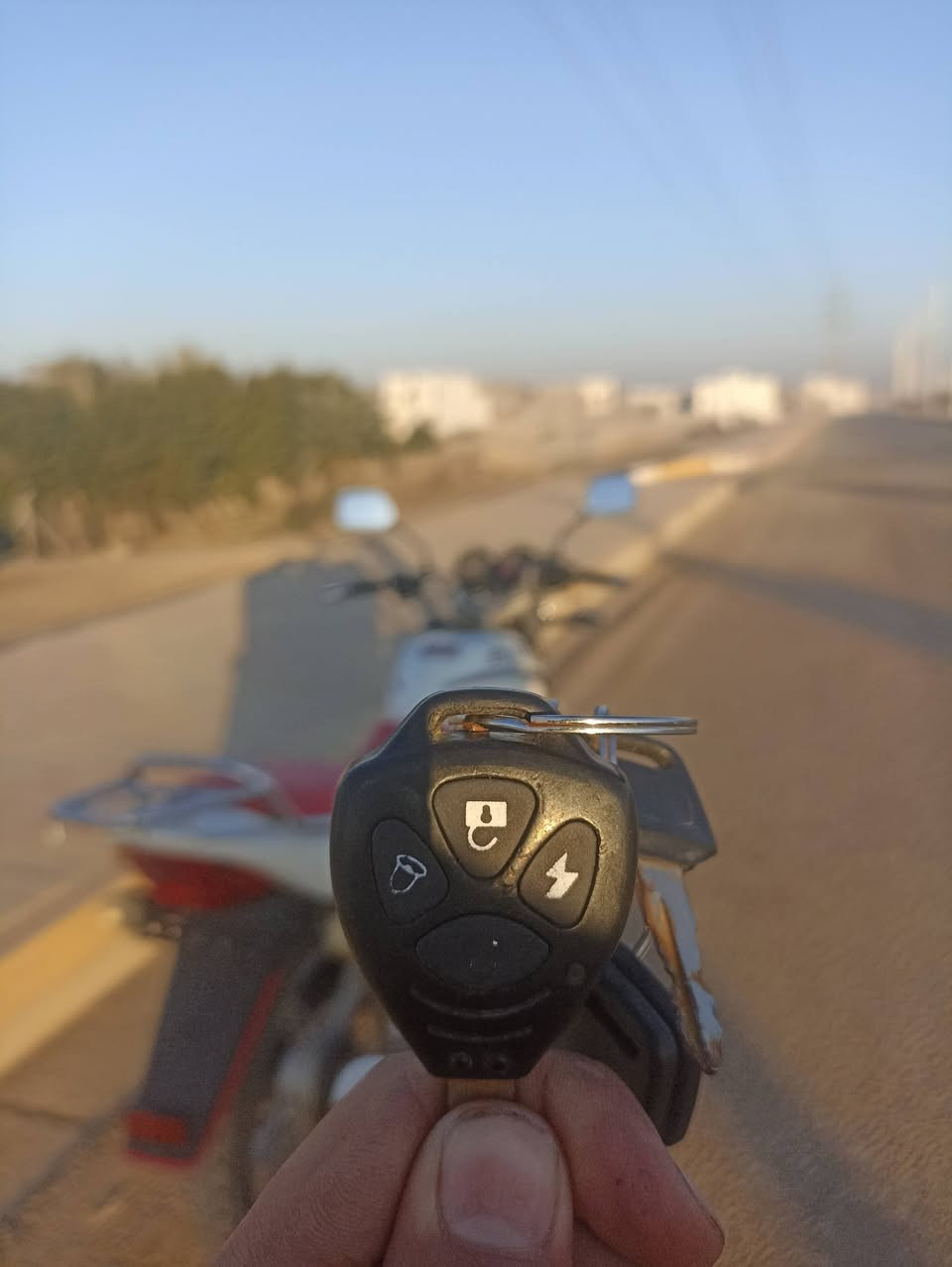 سلام عليكم من رخصه الادمن دراجه نوع هيوش 2017
دراجه نضيفه كل نقص مابيها كهربائيات كلها شغاله بصمه تشغيل عن بعد لايت عالي ناصي محركها نضيف السعر675 للاستفسار ***********  عنوان الدراجه الرمادي تاميم
