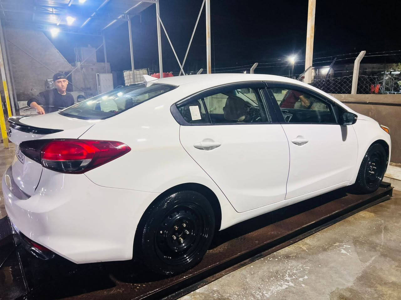 موديل ٢٠١٧
حادث جاملغ وبنيد 
ايرباكات سليمه 
كير ايي تي  
 سياره كامله مكفول الباقي 
***********
