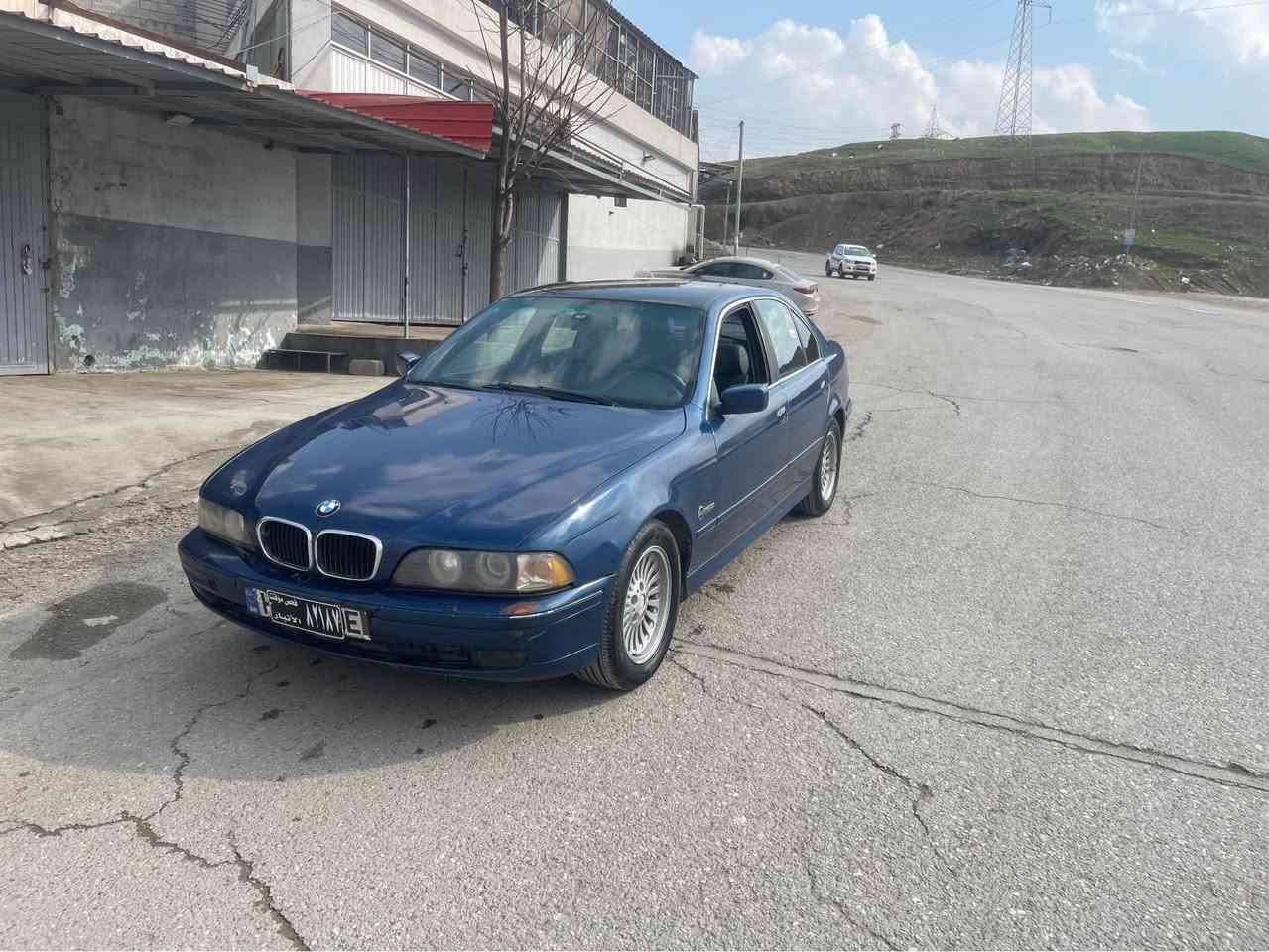 بیئێم سەقەر 525 
مەنەفێستی ئەسلی 
دەبل دیجیتال 2001
٣ گێر تۆماتیك عادی سپۆرت 
كوشن جلد 
سوكان ڤۆلیۆم 
فۆرمیكا 
چوارتایەی تازە
بێ دەعمولێدراوی 
گێرو مەكینەو ئەكسل بەشەرت 
تەقەورەقەی بەشەرت 
فول فولە بەس سلایت نیە 
سەیارەكە زۆر جایزە مالی دۆستە 
سعری 35گەڵاو معامەلەیەكی كەم 
*********** السليمانية, العراق
