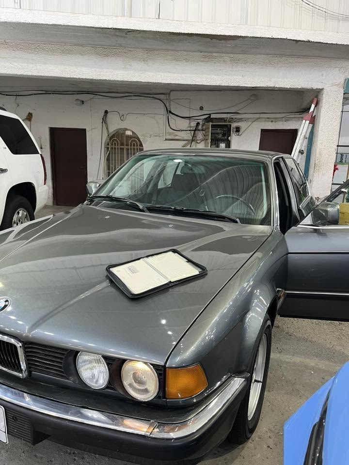 السلام عليكم  من رخصت لادمن BMW1991 البيع السيارة جديدة مرشوشة جمالية بدون ضربة  السيارة كفالة مكينة كير حدادة ستوني شادهة جديدة تخم تاير جديد التواصل ***********

