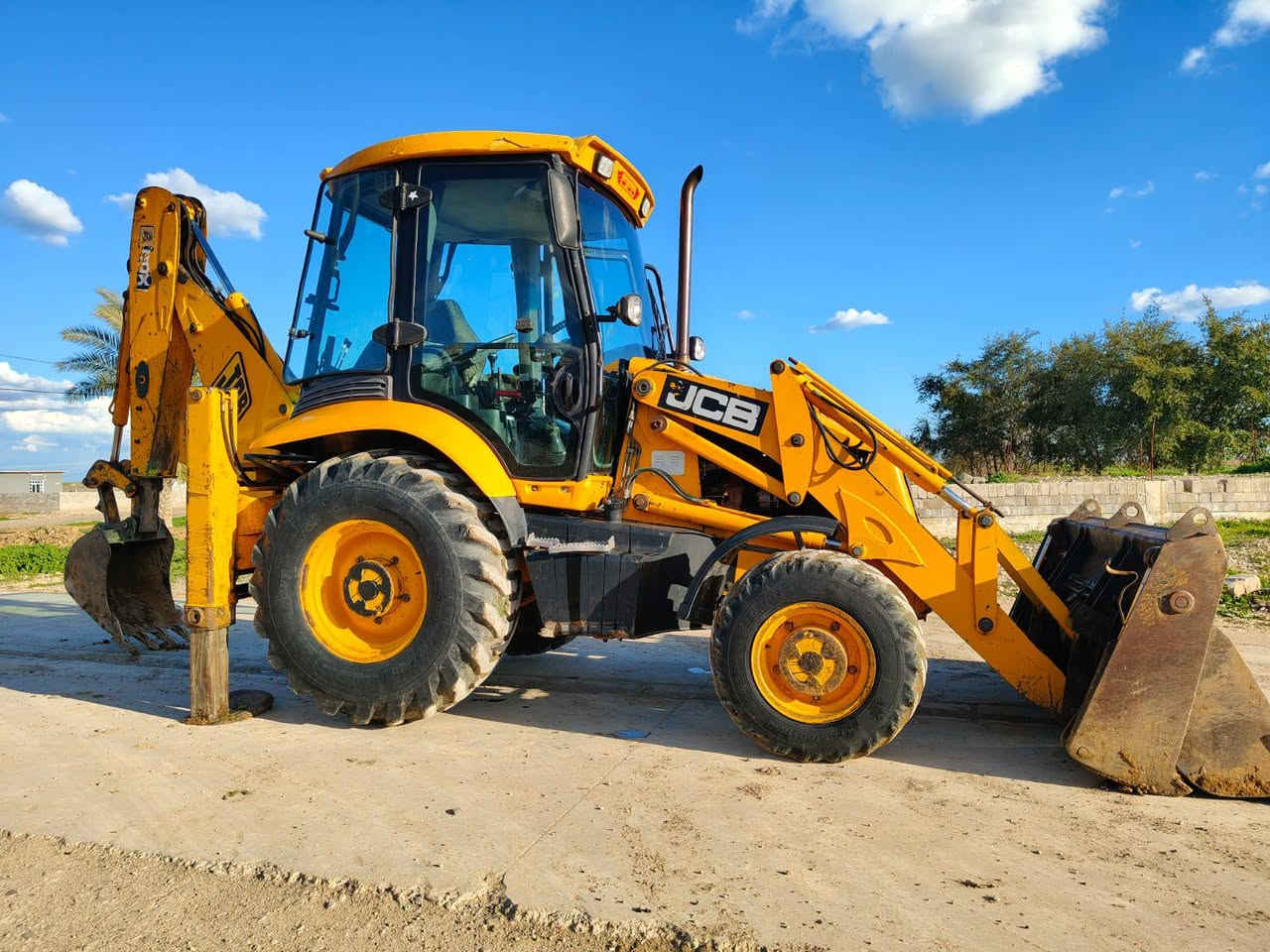 جي سي بي موديل 2003 رقم اربيل سنوية وارقام مجددة لغاية 2027 شرط التحويل 
دكمة طسة
كيلة مقص جب اسلايت
محرك وكير شرط جاهزة مابيها اي عيب 
كهربائيات كلها شغالة مابيها اي نقص بوجهك للشغل 

السعر 275 وبيها مجال
***********
***********
مكاني موصل حمدانية
