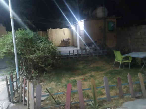 يالله سلام عليكم دار للبيع بغداد المدائن قرب مصطوصف الجعاره منطقه الجعاره يبعد عن الشارع الرئيسي العام المؤدي إلى بغداد ٥٠ متر يتكون الدار من غرفتين نوم وصاله واستقبال ومطبخ وكراج سيارة كبير يتسع سيارتين حديقه كبيره صحيات داخلية خارجيه مساحه الدار الكليه ٣٠٠ متر علماً السقف عكاده الدار نضيف جدا نضيف خدمات كامله تبليط كهرباء ماء مجاري ثقيلة ومطار رئيسيه السعر ٦٠ وبي مجال للاستفسار الاتصال على الارقام *********** أو *********** وات ساب جنس الأرض زراعي
