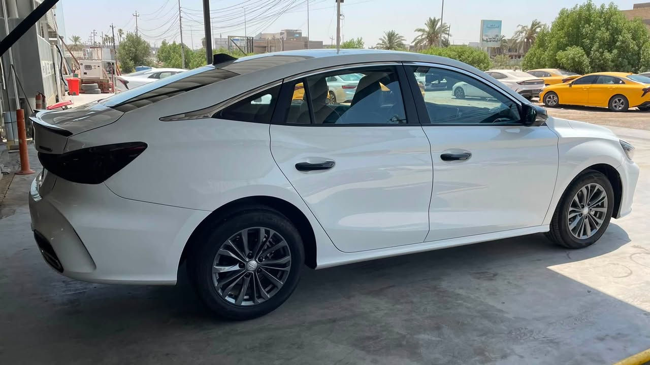 السلام عليكم 
MG GT 2025 
السيارة فول مواصفات 
محرك السيارة 4 سلندر  1500 تنفس طبيعي 
بانوراما
شاشة فول تحكم 
5 كاميرات 360 درجة
حساس خلفي 
مرايات كهربائية 
دخول ذكي 
تشغيل بصمة
تثبيت سرعة 
إضاءة LED أمامية وخلفية
كشنات جلد 
الخ…
السيارة ماشية 22 الف كيلو 
السيارة بيها طخة بسيطة (شبر بارد جاملخ خلفي جهة يمنى)
هزة جديدة 
السيارة باسمي تحويل مباشر 
السعر؛ 120$ وبيها مجال بسيط 
للتواصل :***********
