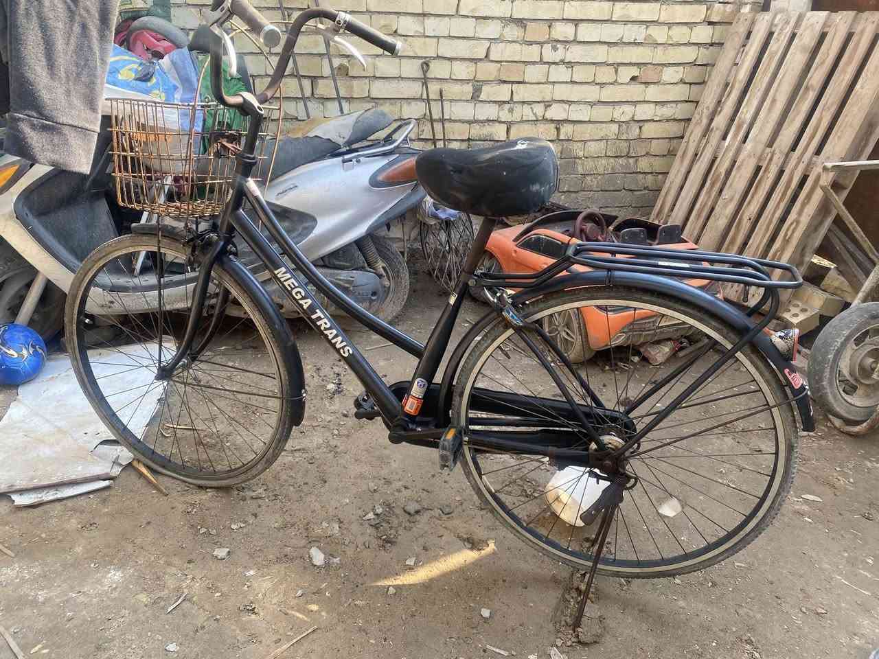 السلام عليكم بايسكل للبيع حجم ٢٧  جاهز مالي نقص بس التاير الأمامي نازل جان متروك السعر ٦٥ 
اتصال ***********. بغداد زعفرانية
