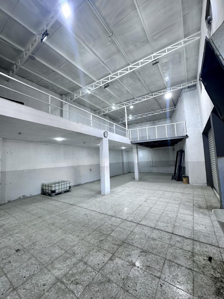 قاعه كبيره متكون من 5 محلات واني فتحهن علاخ لليجار طبقين يصلح ان يكون  مخزن او معمل العنوان البلديات قرب المرور .. غير متواجد على الفيس *********** ......
