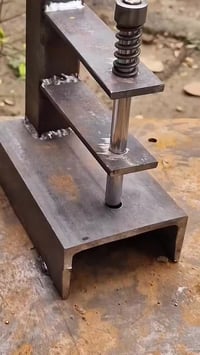 ورشة خراطة • صناعات معدنية • صناعة يدوية