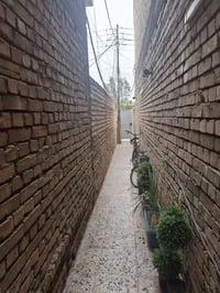 نصف قطعه خلفيه بناء حديث طابقين صاله كبيره مطبخ واستقبال وخدمات والطاب...