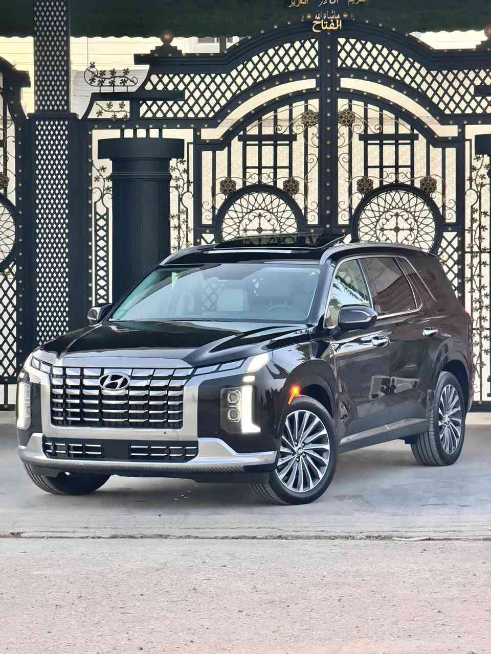 السلام عليكم ( Hyundai Bellside Glicravi 2025 )
المواصفات : 
 - داخل ابيض ملكي 
- كشنات تدفئه تبريد الصف الأول والثاني 
- كشن سائق تدليك 4 وضعيات 
- فتحتين بنوراما 
- تنته شامو 
- زر تحكم بالصف الثالث
- 3 قطع تبريد شاشه لمس
- رادارات اماميه وخلفيه 
- حساسات امامي خلفي 360 درجه 
- تحديد مسار
- تشغيل عن بعد 
- تقديم وترجيع عن بعد 
- 6 سماعات مع نظام صوتي Harman Kardon 
- قيادة ذاتيه 
- 6 كامرات محيطيه 360 درجه 
- اوتو بريك 
( فول مواصفات اعلى شي بالبلسايد ) 
المحرك : 6v 3.8L 
الضرر : بنيد مبدل ومصبوغ وجاملغ امامي جهة السايق بارد 
السعر 290 وبيها مجال بسيط 
الرقم : ***********
