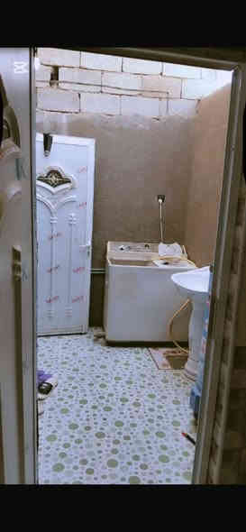 تفاصيل  شارع رئيسي مو فرعي موقع تجاري   البيت بلوك كهربائي صب كونكريت سطح شتايكر ارضيه بورسلين  👍غرفتين وصاله  وكليدور محل داخل لبيت باب داخلي وخارجي ومطبخ ✅

وديوانيه وصحيات داخليه خارجيه ✅

 ويه بيت اثاث 3سبالت ومكيف وديوان وغرفت نوم وكاونتر وكراج سياره  تصل صاحب البيت بي وتساب***********
