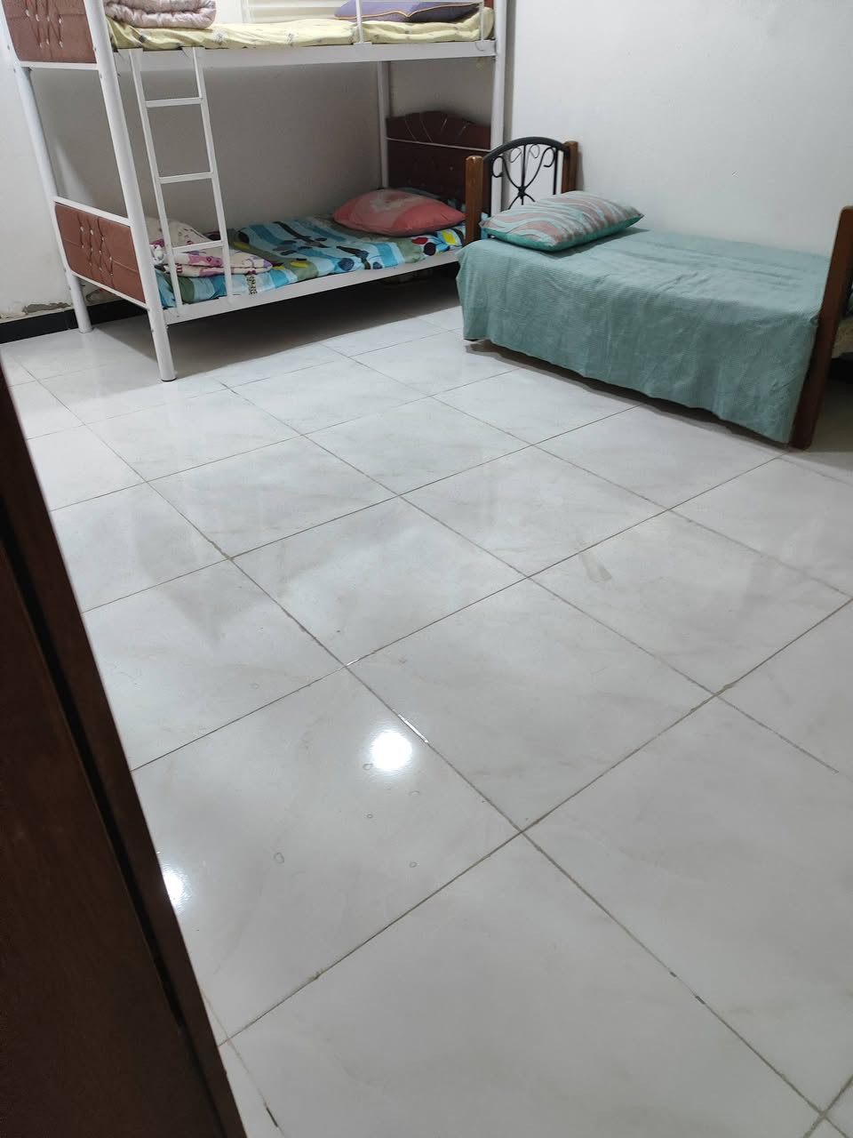 بيت للبيع 130متر يتكون من غرفتين 4في5مساحه كل غرفه وصاله 4في8 ومطبخ4في5 وصحيات داخليه و خارجيه ومنور وكراج يبعد عن الشارع 100متر بناء جديد النواقص أرضية الطارمه وأرضية المطبخ ومواد البناء موجوده السعر 45وبي مجال رقم الموبايل *********** العنوان الفرات الزراعي طريق سنيه سياحي قرب حسينية مسلم ابن عقيل
