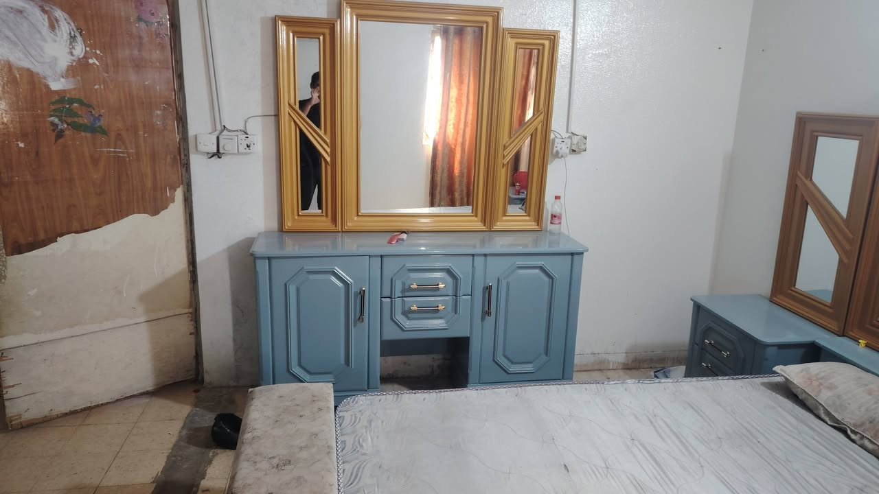 السلام عليكم
غرفة اخشاب جديده للبيع
صناعه عراقيه خشب صاج
لا زلغ و لا طعجه و لا ضربهه
جديده و احلى من الصور
السعر ١،٩٠٠،٠٠٠ بيها مجال بسيط 
اتصال فقط
***********
المكان عماره ميسان
