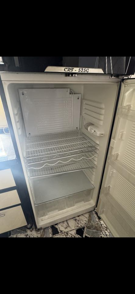 للبيع الثلاجه ب400 استعمال قليل جدا 20قدم والغرفة تركي درجه اولى سعرهه مليون ونص مكاني شارع حيفا الاستفسار على الرقم ***********
