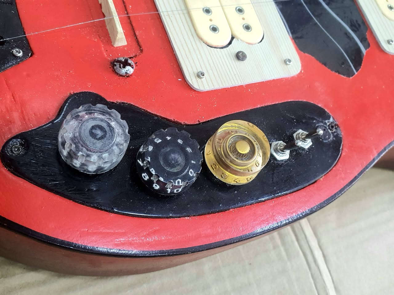 كيتار شرقي كهربائي على شكل ساز او بلغمة🎸
السعر  300 الف وبيه مجال💵

الموقع موصل الجانب الايسر بالجامعة قرب موصل سبيس محل عامر فندر ومتوفر توصيل🚗

لمعلومات اكثر خاص او مراسلة واتساب

***********

***********
