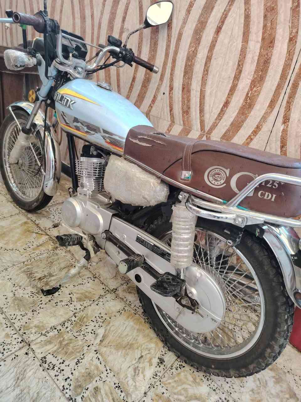 السلام عليكم دراجة سونك للبيع َمكينة مكفولة أوراق اصولي دراجة نضيفة موديل ٢٤ السعر ٦٢٥ وبيها مجال للطيبين مكاني واسط صويرة ***********
