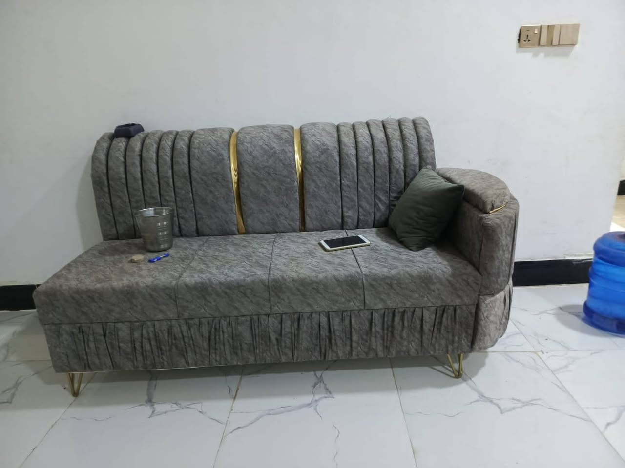 متاح ديوانين جدد استخدم قليل للبيع مكاني كوت شارع النفط وبخدمت الشراي 900 او بيهن مجال ***********
