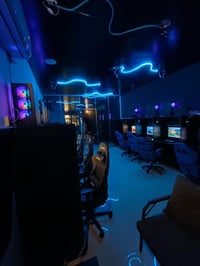 يوجد ٨حاسبات جدد هنه وغراضهن وملحقاتهم وكراسي وميوزه عدد ٩ بليات فايف ...