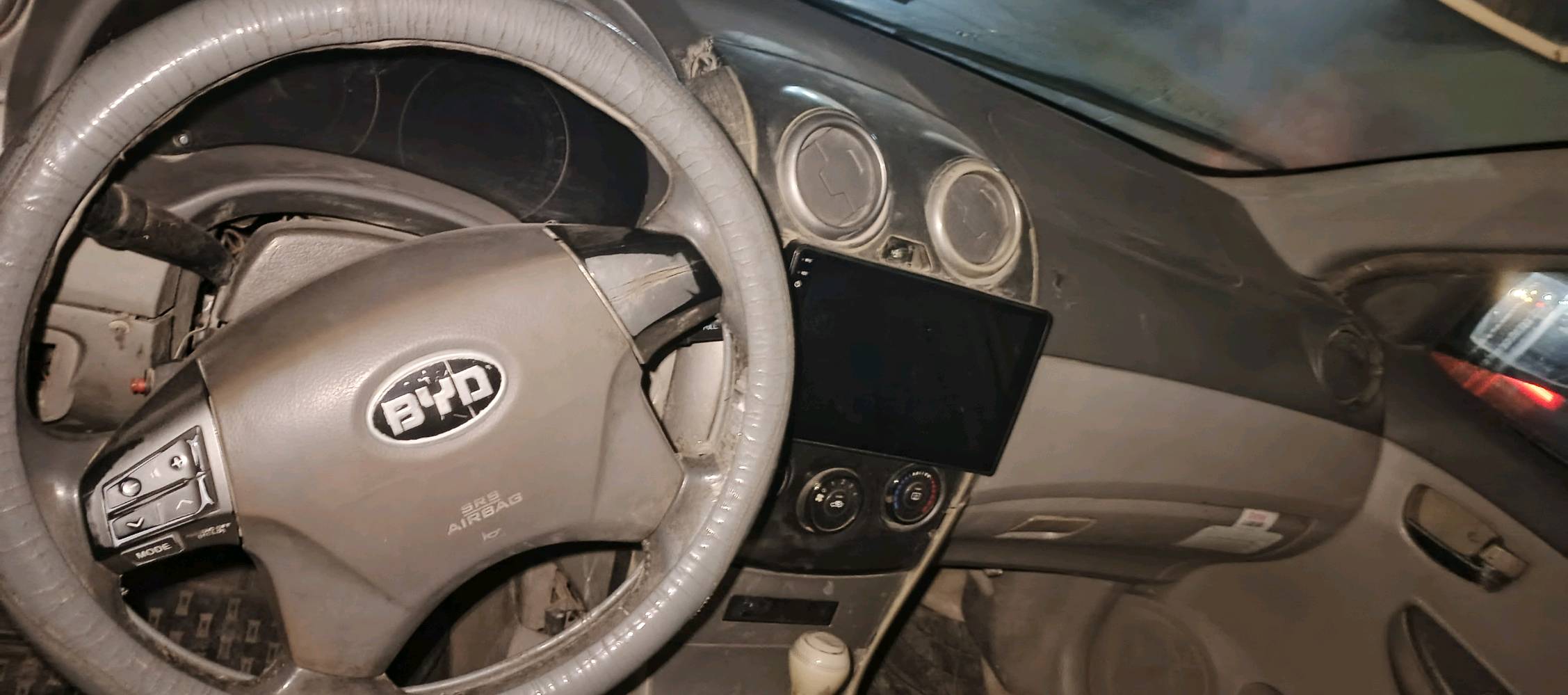سلام عليكم بي واي دي BYD للبيع موديل 13سياره يرادله ترتيبات بلكهربائيات تعبانه وبيه البوش مال طبله يرادلهن تبديل والمشط مال ستيرن سعر 22وبيه مجال وعليك الغرامات 950شلون تريدون نتفاهم بلخدمه مكاني بغداد جسر ديالى وتحويل موجود الي اشتريته منه بسلمان باك وراعيه بلكاظميه محرك وكير عادي  مال ميسوبيشي ياباني***********