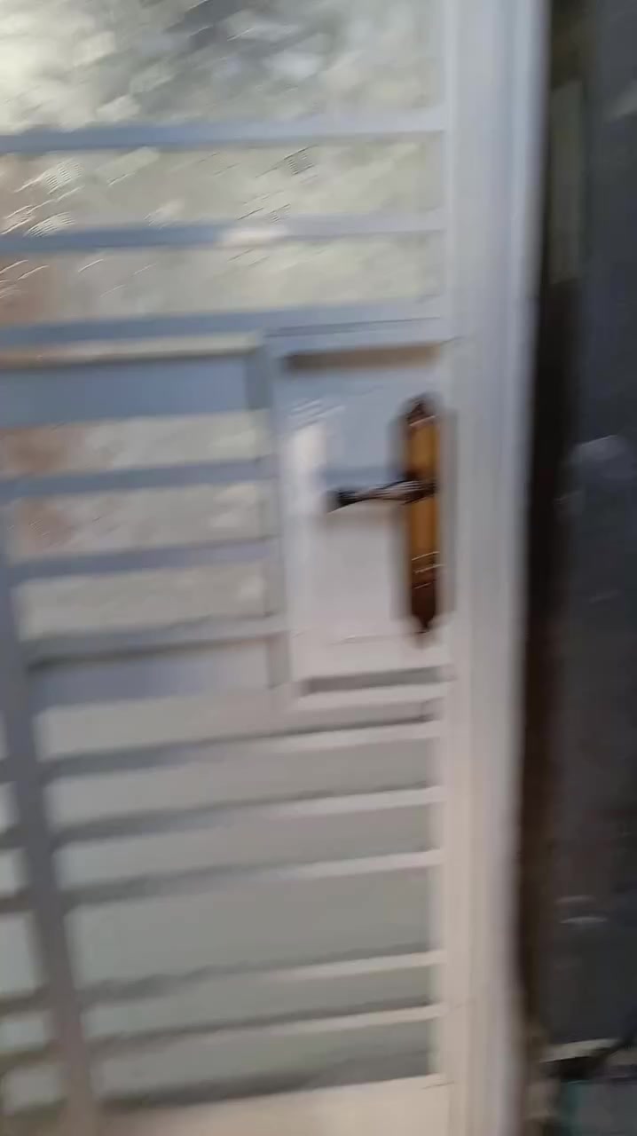 السلام عليكم بناية للبيع ثلاث طوابق 3 شقق كل شقة تحتوي على غرفتين وصاله ومطبخ وحمام مشترك مثل ماواضح بالفيديو والصور بناء 2025 البلديات خلف الصحفيين الضباط الثانيه شارع المركز ***********
