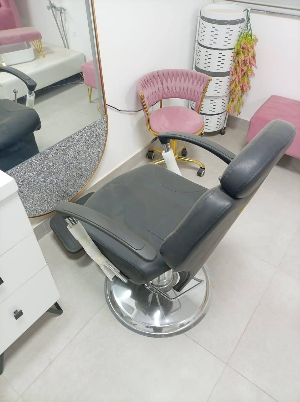 عندي مركز كامل مكمل للبيع في المنصور تفاصيل عل هاتف ***********
