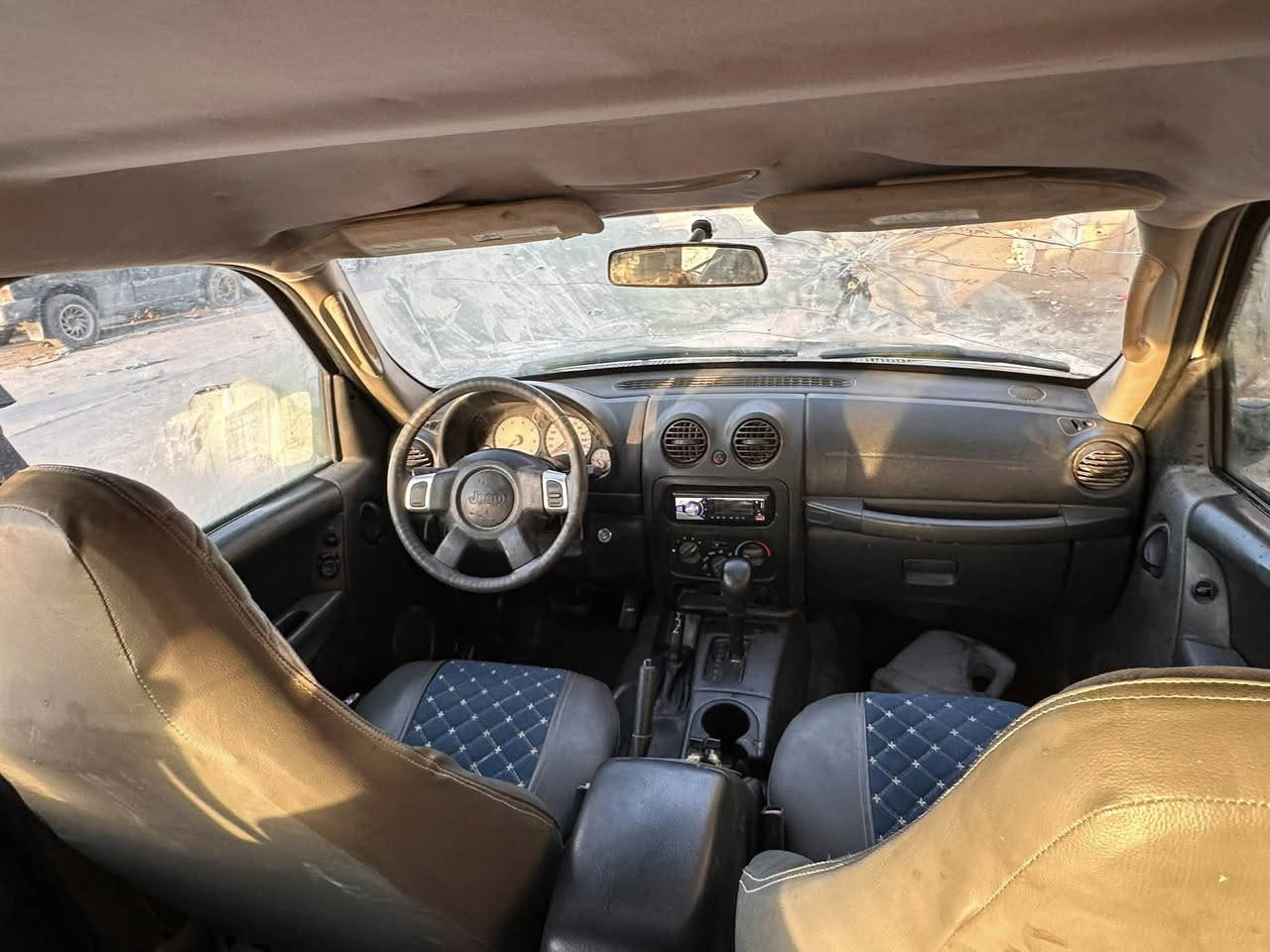جيب لبرتي للبيع موديل 2004 سياره مال مزاد وزارت دخليه كير مكينته مكفلات 3/700 لا تبخير ولا تنقص  جديده حداديته نص عمر كهربياته كله شغله مصبوغه عام اثر جراد مكفوله من لضربه  من لعيب شرعي مستعجل عله بيعته  سعر 50 وبيهه مجال تواصل خاص او عله رقم ***********

