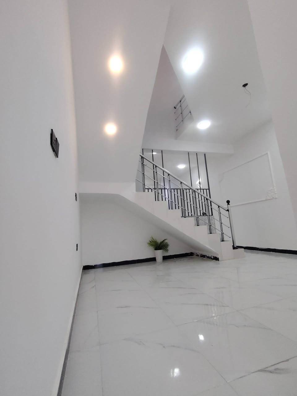 مشتمل للبيع ١٢٥متر
مرقم بلدية 

بناء حديث

الخضراء مقابل البيع المباشر

***********
