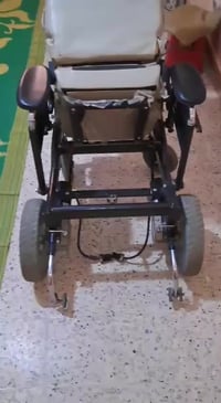 كرسي متحرك • للبيع