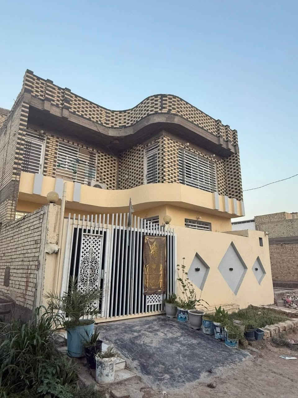 #عرض
للبيع دار مساحة 200متر طابقين يحتوي على 6غرف نوم بناء جناي صب كونكريت 
الموقع حي النداء منطقة 53
السعر 170وبي مجال 
للاستفسار التواصل واتساب ***********
