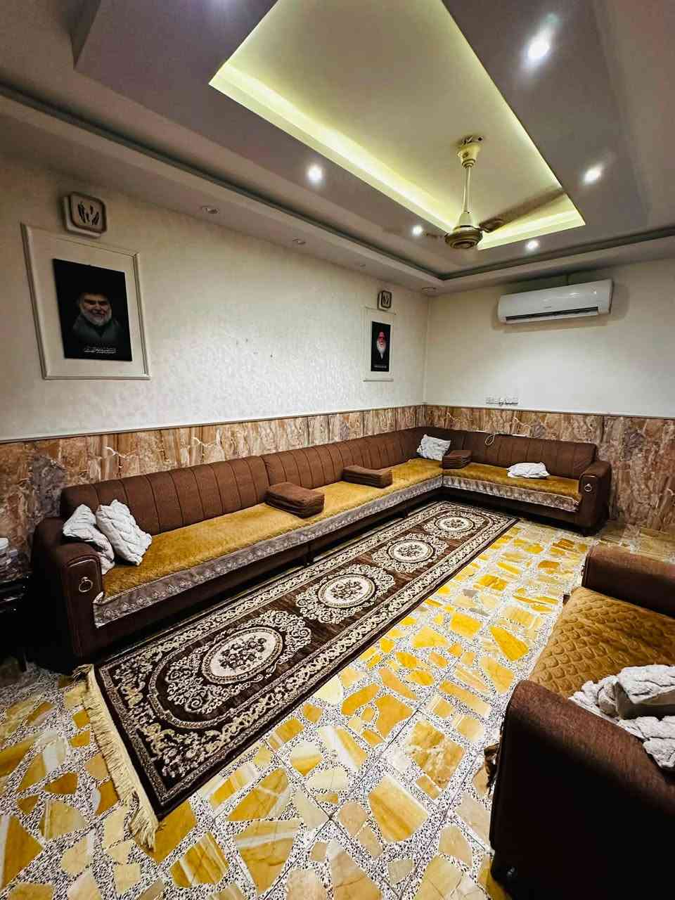 السلام عليكم
بيت مساحة 100 متر طابقين زراعي ركن بالبلديات شارع المرور قرب جامع الجوادين 
الطابق الارضي استقبال وغرفة نوم ومطبخ وصحيات 
والطابق الثاني غرفتين نوم وصحيات وبيتونه 
للاستفسار الاتصال على الرقم ‭***********‬
