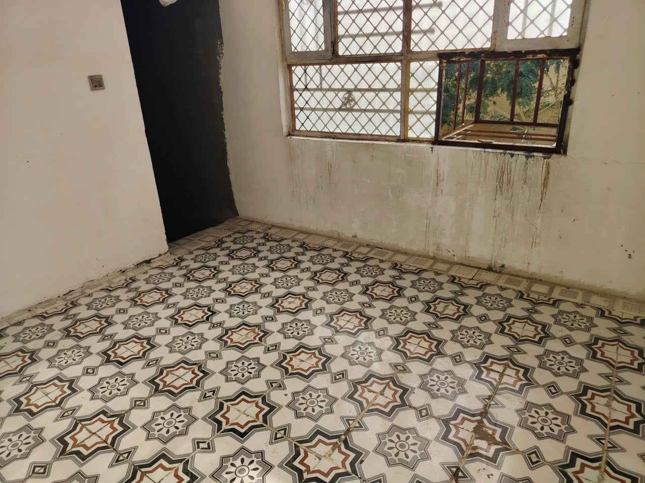 اسلام عليكم للبيع بيت وره غسل حسن طماطه مساحته الكليه 75متر وجه 5نزال 17بيت يتكون مدخل مالته مطبخ وصاله طابق الثاني قرفتين بيت بناء حديث كامل مكمل جهاز مابي كلشي قريب كلش عل غسل مو جوه  شارع تبليط كامل خدمات سعره32بي مجال كلش قليل ***********
