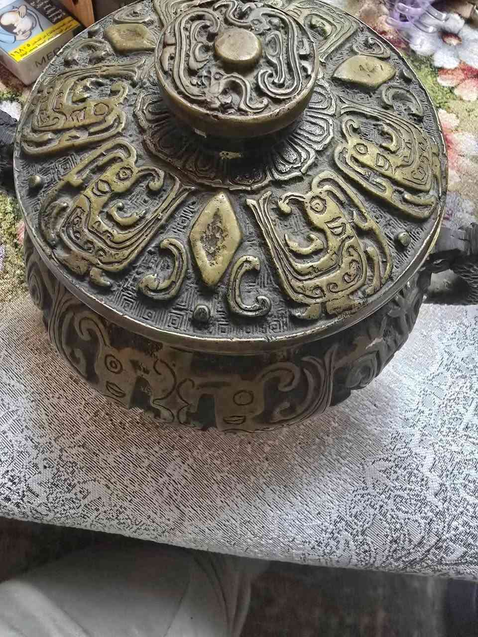 --
*مبخرة نحاس أصفر طراز صيني قديم "التنين الملكي"*

*الوصف:*
1. نحاس أصفر صب يدوي تقيل، وزن 3-4 كيلو تقريباً
2. 3 رجلين + 2 يد على شكل تنين صيني، الحراشف تفصيل
3. الغطا مزخرف بـ6 تنانين بارزة + زرار مسك في النص
4. منقوش رموز صينية قديمة "فو/لو" + نقش "لي يون"
5. باتينا سودا طبيعية + اللمعة الدهبي من الحز
6. حالة نضيفة، مفيهاش لحام ولا كسر، الغطا يقفل مظبوط

*المقاس*: ارتفاع 25سم × قطر 18سم تقريباً  
*للجدية فقط*

---


**إذا كنت صاحب هذا الإعلان وتريد حذفه لأي سبب، رجاءا أرسل رسالة إلى الدعم الفني**