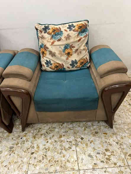 السلام عليكم تخم  للبيع ثمانيه مقاعد سعر 200الف  بغداد شارع فلسطين رقم ***********
