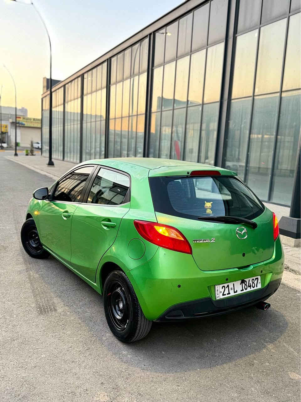 فرۆشتنی ئۆتۆمبێل: Mazda 2  
 مواسەفات: فول مواسەفات ( ناو فۆرمیکا ).
 باری گشتی: بێ بۆیاخ، تەنها پەڵەیە ساردی هەیە.
 مەکینە و گێڕ: بە شەرت، یەک دینار مەسرفی تێدا نییە و زۆر خاوێنە.
 کێلومەتر: ١٧٦ هەزار ڕۆشتووە.
 تایە: چوار تایەی لۆکی لە ژێرە.
 سەنەوی: تازەیە تا ساڵی ٢٠٣١.
 زانیاری تر: ئۆتۆمبێلەکە بە ناوی خۆمەوەیە.
نرخ: ٧٨ وەرەقە (کەمێک مەجالی تیایە ).
بۆ زانیاری زیاتر و بینینی ئۆتۆمبێلەکە پەیوەندی بکەن بەم ژمارەیەوە:
📞 *********** السليمانية, العراق
