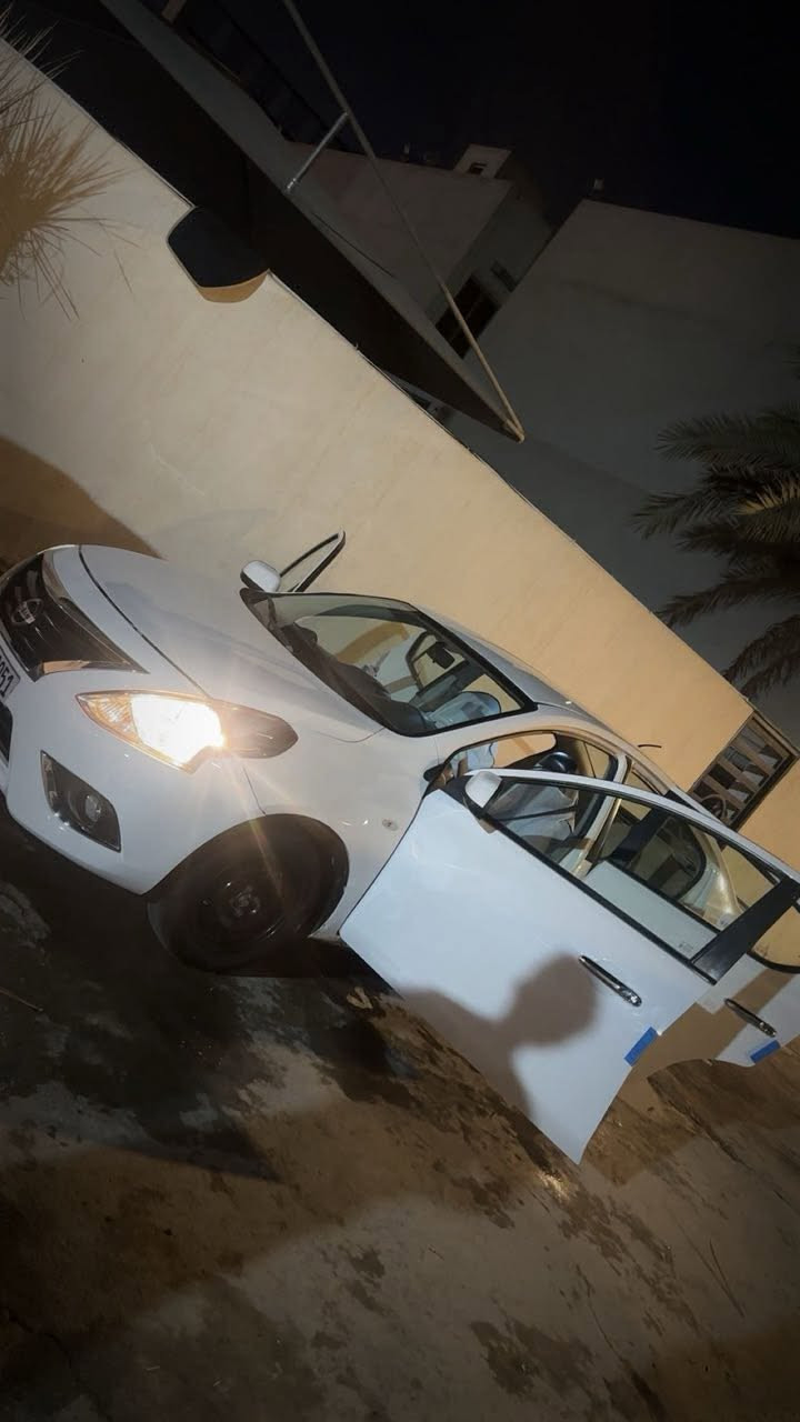 للبيع سني هندي بليته زركه موديل 2019.  ماشيه 140 الف تبريد ثلج ماشاءالله مواصفات عاديه شاشه كبيرة بيه قطعتين الباب العكس السايق والجاملغ العكس السايق صار بيهن شخط وصبغتهن للجماليه 
السياره خير من الله مرتبه إلى آخر درجه ومآبيه اي نقص السياره معروضه 98 وبيه مجال للشراي مكان السياره الدوره / والبياع للاستفسار *********** رضا محمد
