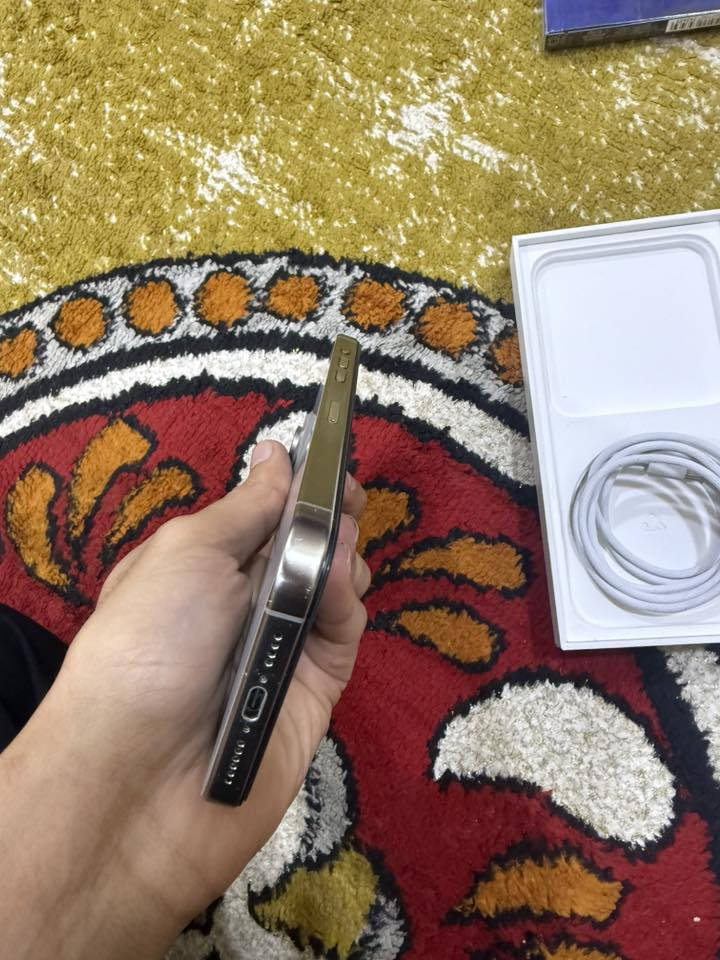 بطاريه 79 شحنه كلش حلو ما يصرف هواي
شاشه مبدله اصليه 
ضهر مبدل بليزر اصلي بلادي 
باقي جهاز كفاله كله شغال ما بي اي عطل
ملحقاته كامله 
جهاز شرق اوسط اصلي و سعره 800 و بي مجال مكاني بصره مشراق القديم 
***********
