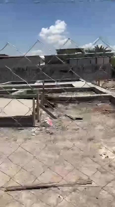 قطعة مساحة ٢٢٠م واجهة ١٠م ونزال ٢٢م خدمات كاملة وبيها خطين ماي قوي جدا تبعد عن تبليط ٣٠م والفرع عرضه ٨م العنوان بغداد  جسر ديالى القديم العريفية هاتف ***********و***********
