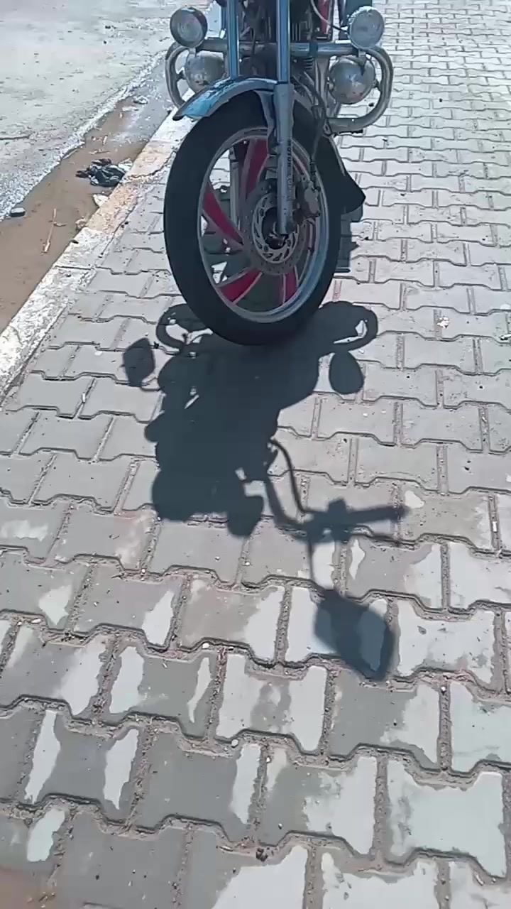 سلام عليكم دراجة نضيفه كلشي شغال ولا برغي نقص
مكينه مامفتوحه 
مديل 18اوراق اصولي كامله حته كمرك مدفوع 
مكان بغداد حسينيه رايدة ب500
***********
