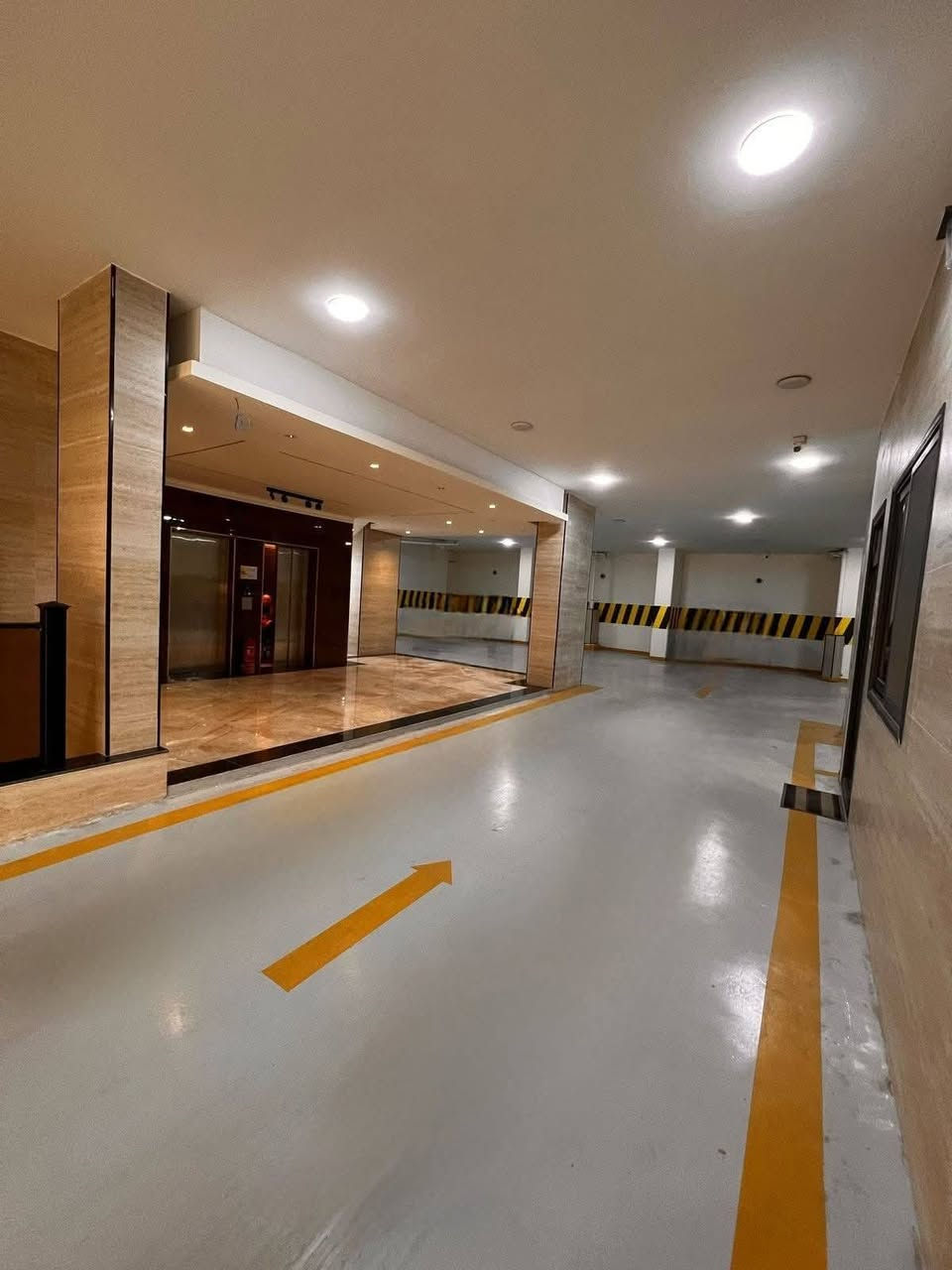 للبيع
من يرغب بالإستثمار  
شقة أرضية حالة السند مستقل
الموقع في العرصات (الشيد 12) 
مؤثثه درجه أثاث فاخر
 مؤجرة بوارد سنوي 19200$+ تأمينات شهر 
 مكونه من
مطبخ وصاله 
3 غرف نوم أحدهما ماستر 
خدمات العماره 
نظام سكيورتي ومراقبة كاميرات
كراج عدد 2 تحت الارض
مصعد عدد  2
موقع هادئ ومميز
للأستفسار الأتصال على
***********
