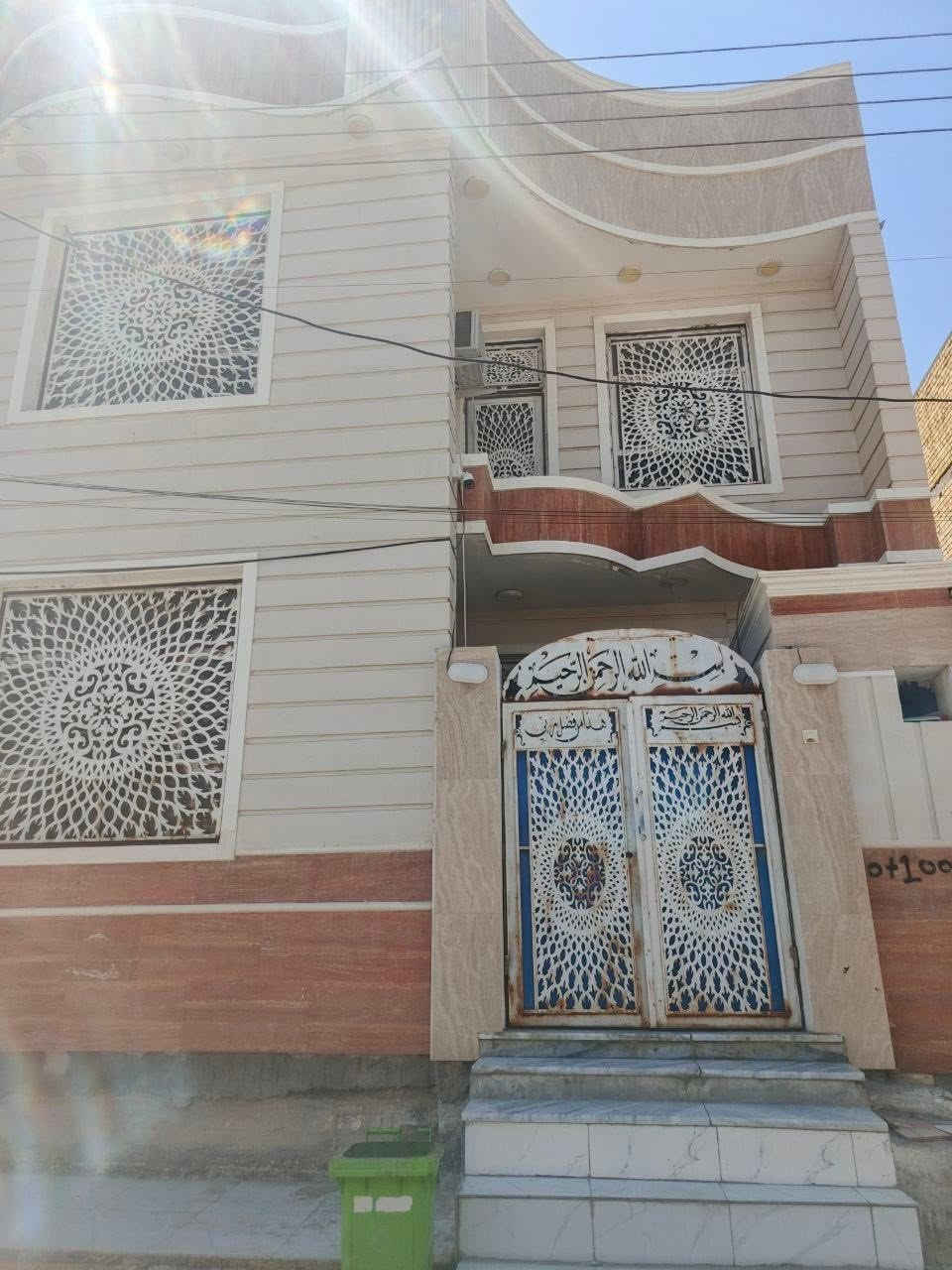 بيت للبيع مساحه 100 متر طابقين بناء حديث بحي اريدو مقابل مستشفى المعوقين السعر 150 للأستفسار 
*********** مكتب  صالح سمير البدري للعقار
