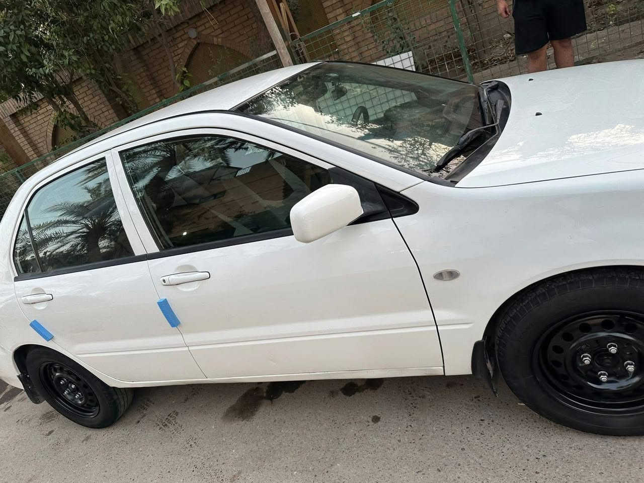 السلام عليكم لانسر ٢٠٠٩خليجي بيها دوسه جوة باب يمنه فقط يعني مابيها حادث مكينه 2.0 عليها منضومة غاز يعني ماكو صرف تخم تاير جديد صدر جديد بيها بس اذن مكينه 
بيها تكحيلات فقط سيارة عليها ادامة بوليش  تحويل مباشر رقمه ديالى ماشية ١٩٠الف
السعر ٩٥$ بيها مجال قليل
مكان يم جسر مثنى قرب جزيرة بغداد السياحة 
رقم ***********
