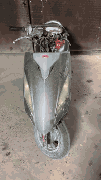 السلام عليكم شباب دراجة كامكو جي فايف الصالنصه  بيها كسر صغير 
الدراجة مكينتها ناعمه  هورن لايت اشاير بك لايت دشبول شغالات وسعرها مناسب ***********
