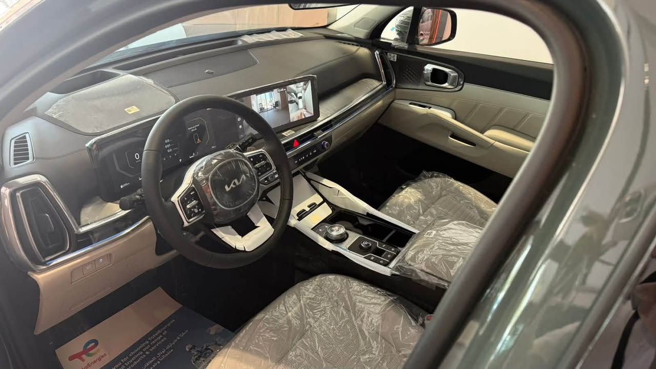للبيع | كيا سورينتو V6 بانوراما – 7 مقاعد

🚘 السيارة باسم المالك مباشرة

المواصفات:

* محرك 6 سلندر (V6)
* فتحة بانوراما
* رنقات قياس 20
* داتا شو
* 4 كاميرات
* 7 مقاعد مخمل
* الكراسي الأمامية كهربائية
* تبريد للمقاعد الخلفية (بردات جانبية)
* أربع جامات أوتوماتيك
* رادار أمامي وخلفي
* حساسات أمامية وخلفية
* تشغيل عن بُعد
* دخول ذكي (بصمة)
* تحريك السيارة بالريموت للأمام والخلف
* باب صندوق كهربائي

📍 الممشى: 15,000 كم فقط

✅ صيانة مجانية وتبديل زيت لمدة 3 سنوات أو 60,000 كم لدى وكالة كيا الدولية.

📞 للاستفسار: 780 303 8632


**إذا كنت صاحب هذا الإعلان وتريد حذفه لأي سبب، رجاءا أرسل رسالة إلى الدعم الفني**