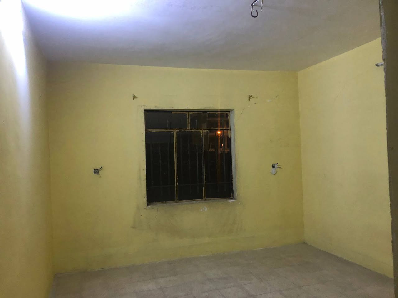 سلام وعليكم بيت اللايجار في حي البكر بضهر مطعم بيت جدي موقع مميز يبعد عن سايدين 20متر   المساحه البيت 220 متر يحتوي البيت ع غرفتين نوم وهول استقبال ومطبخ وصيحات وكراج سياره و مناور
و فوك بي غرفه نوم
***********
***********
