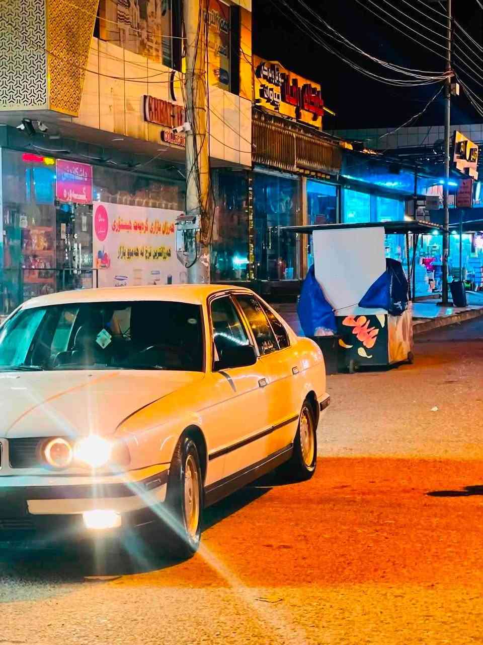بيئم مؤديل ١٩٩٣ ئارم پلاستيك سلئمانى به شه رتى ئارم و ئه وه لياتو خرامه ش به شه رت مه كينه ٥٢٥ ى گئر عادي چوار جام كاره بايى سلايت كوشين جلد ته بريد ساردوو گه رم  سه ياره كه عامه بؤ جوانى ته نها به ده نه كه ى پئشى گؤراوه براوه و وه رگه راو به شه رت سه يزره كه تا بلئ گه نجانه يه 
شوئن كؤيه 
ژم. *********** كويسينجاك, أربيل
